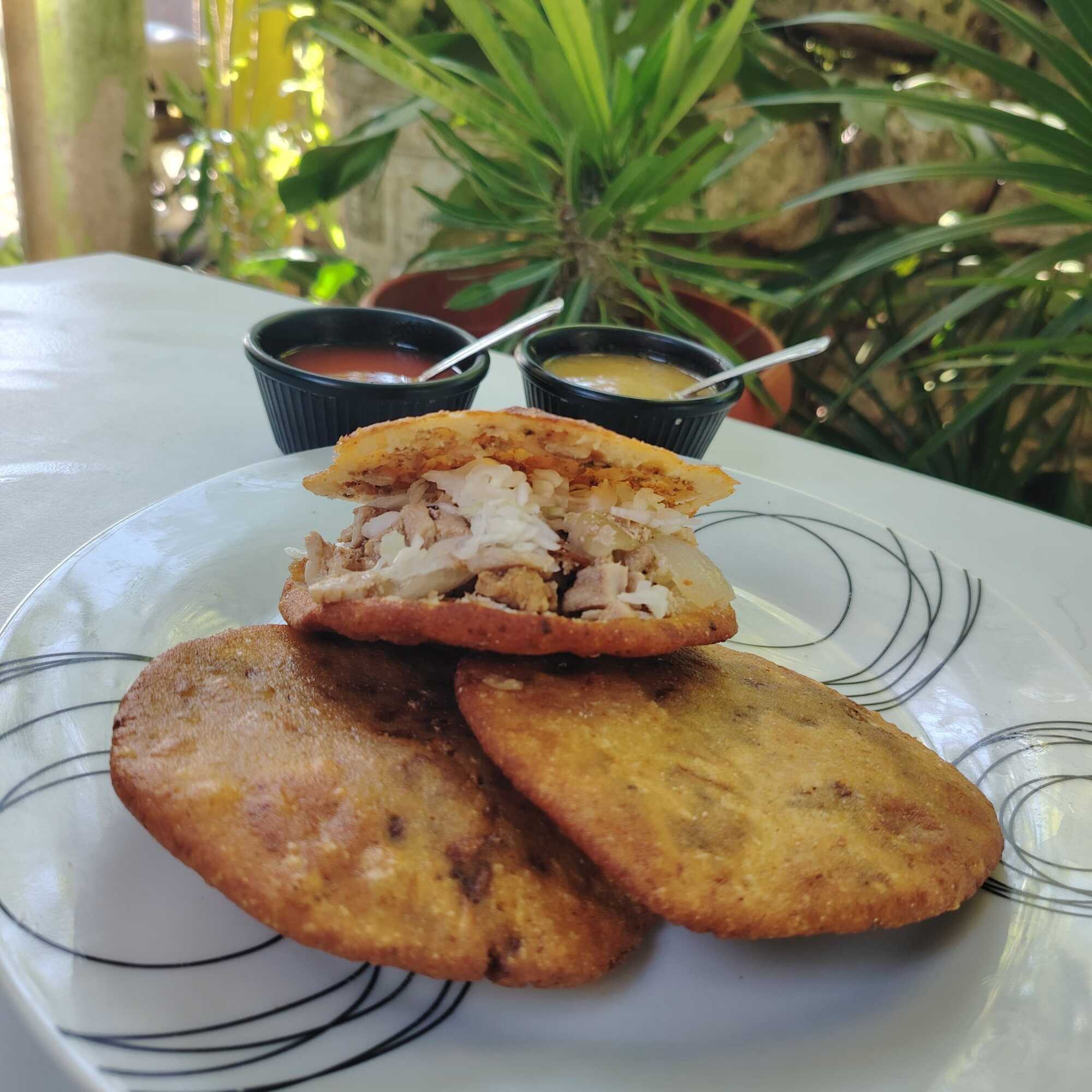 Gordita de Puyul Rellena de Asado