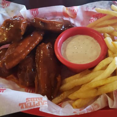 Alitas con Papas Francesas