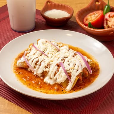 Enchiladas rellenas de pollo, bañadas en salsa roja. 3 pzs.