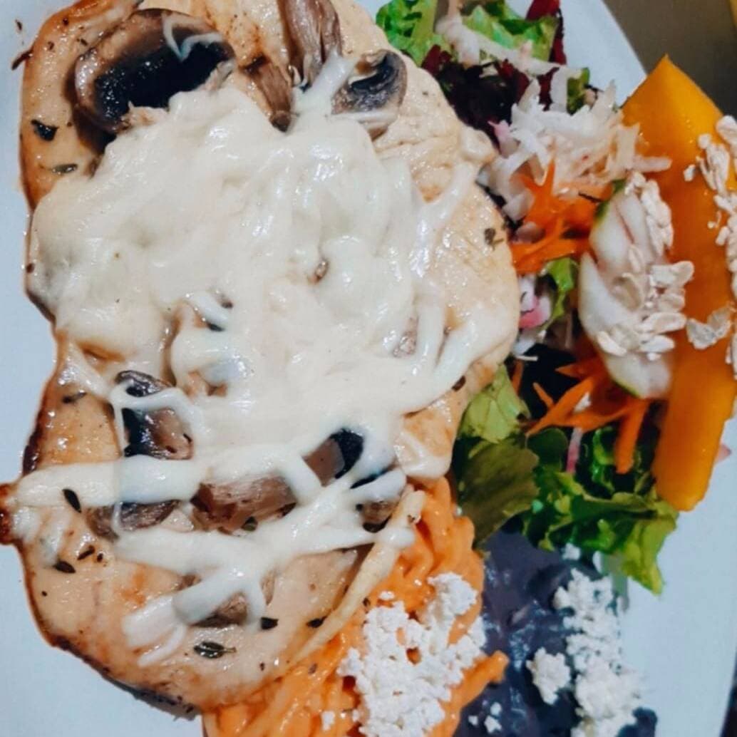 Milanesa de pollo con champiñones y quesillo.