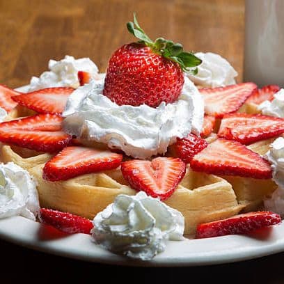 Waffle Redondo Valentino con Fresas con Crema