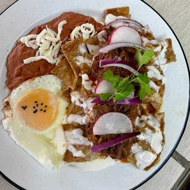 Chilaquiles en Salsa de Birria
