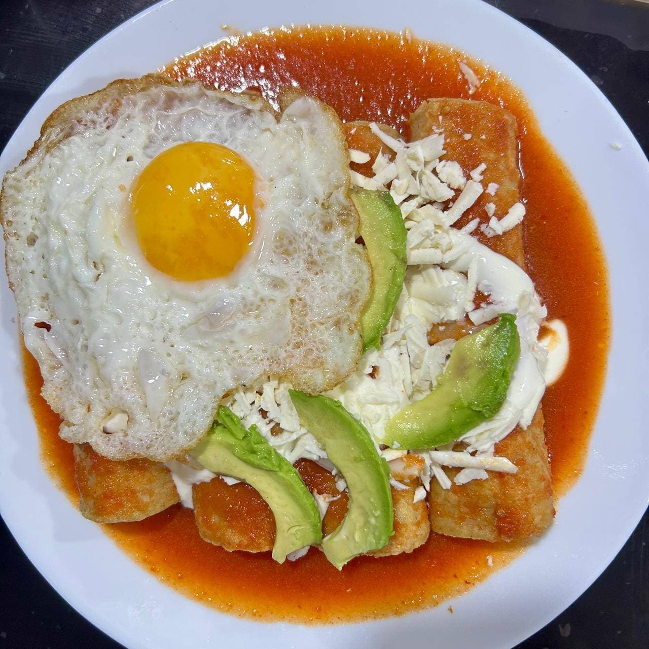 Enchiladas Rojas con Un Huevo