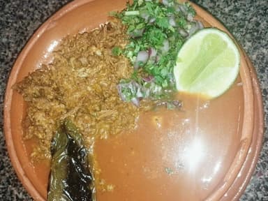 Birria  Zacatecana Ch. Consomé y Salsa Especial.