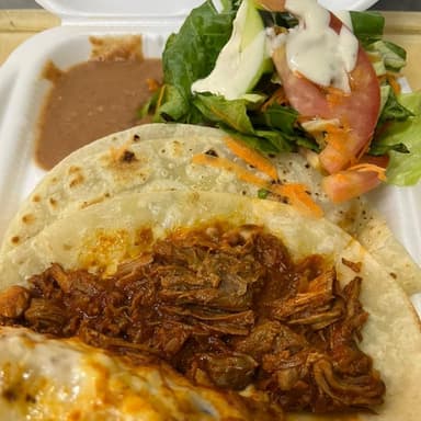 Quesadillas de Guisado mas Bebida