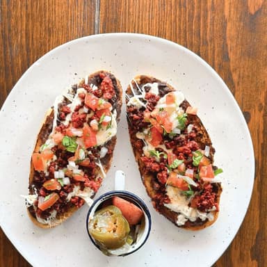 Molletes con chorizo
