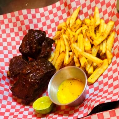 Costillas con papas a la francesa