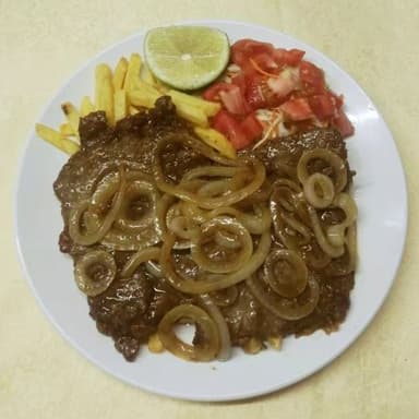 Bistec Encebollado con Papa y Ensalada