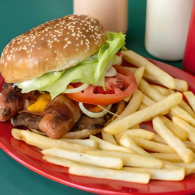 Hamburguesa Especial con Salchicha y Tocino