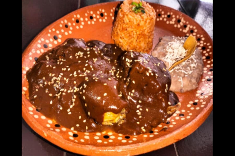 POLLO CON MOLE- A LA CARTA