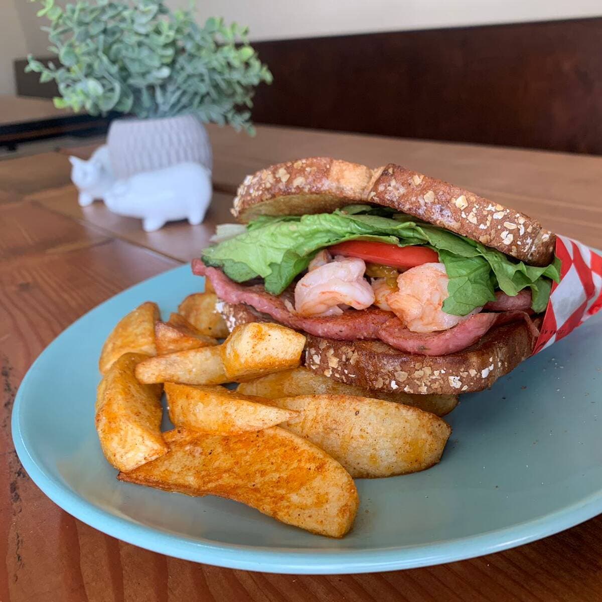 Baja Sandwich con Papas Fritas