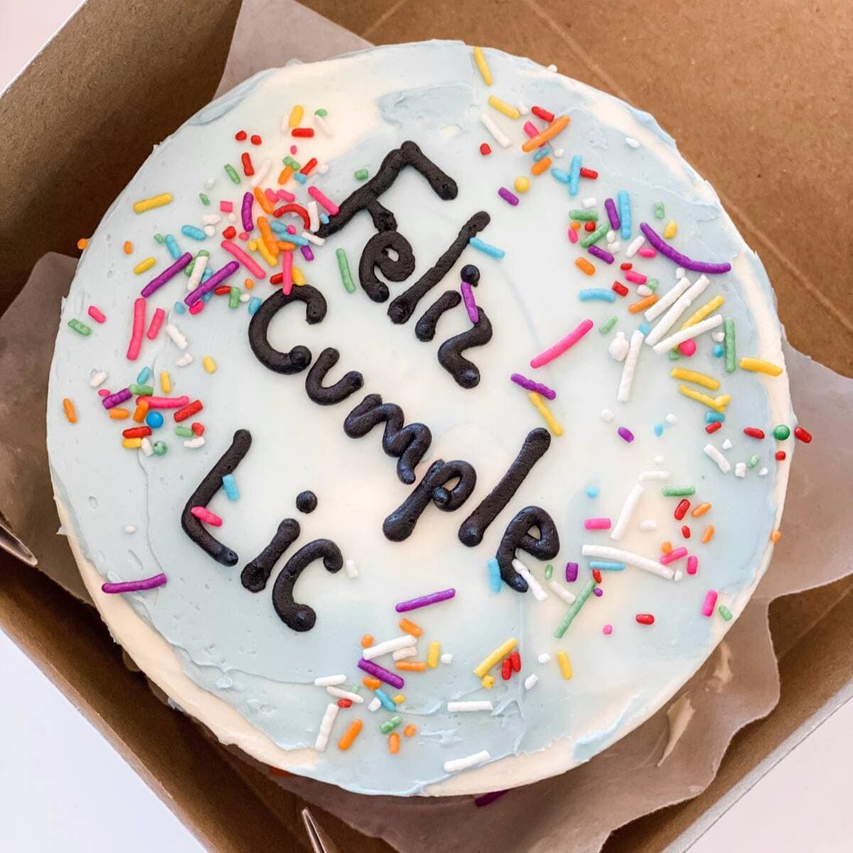 Pastel con Frase y Sprinkles