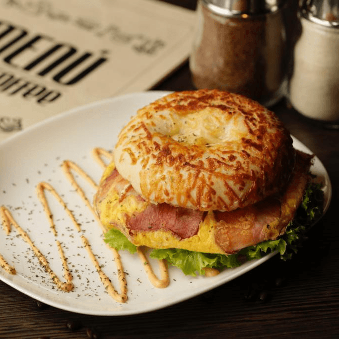 Bagel de Huevo y Tocino