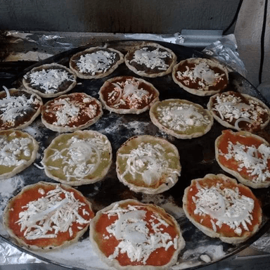 Picaditas con chicharron y quesillo