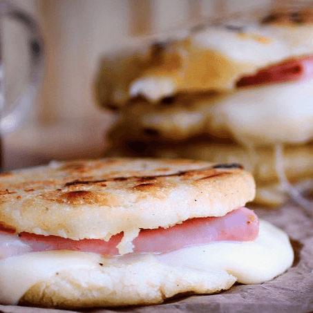 Arepa con Queso y Mortadela