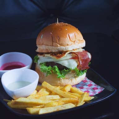 Burger Costeña + porción de papas