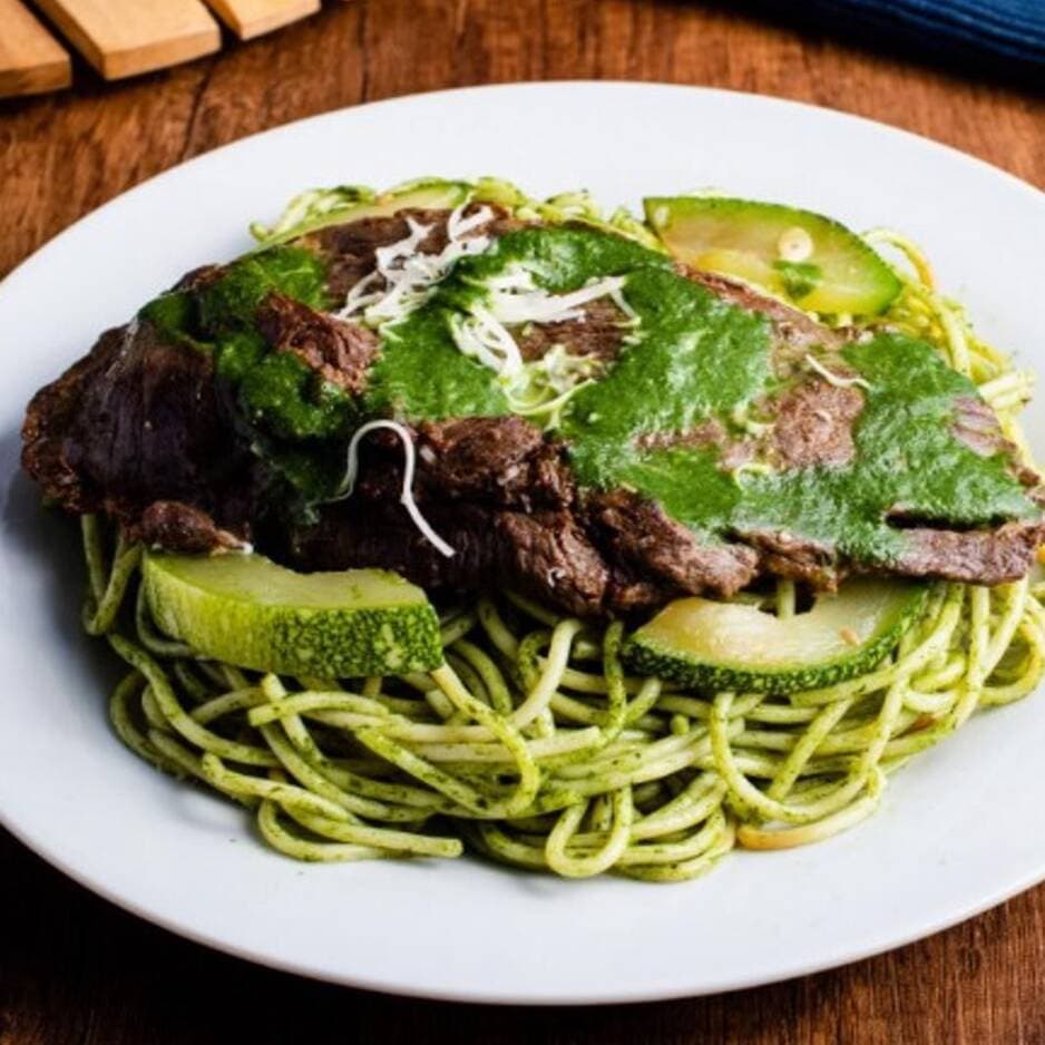Tallarines al Pesto con Bistec