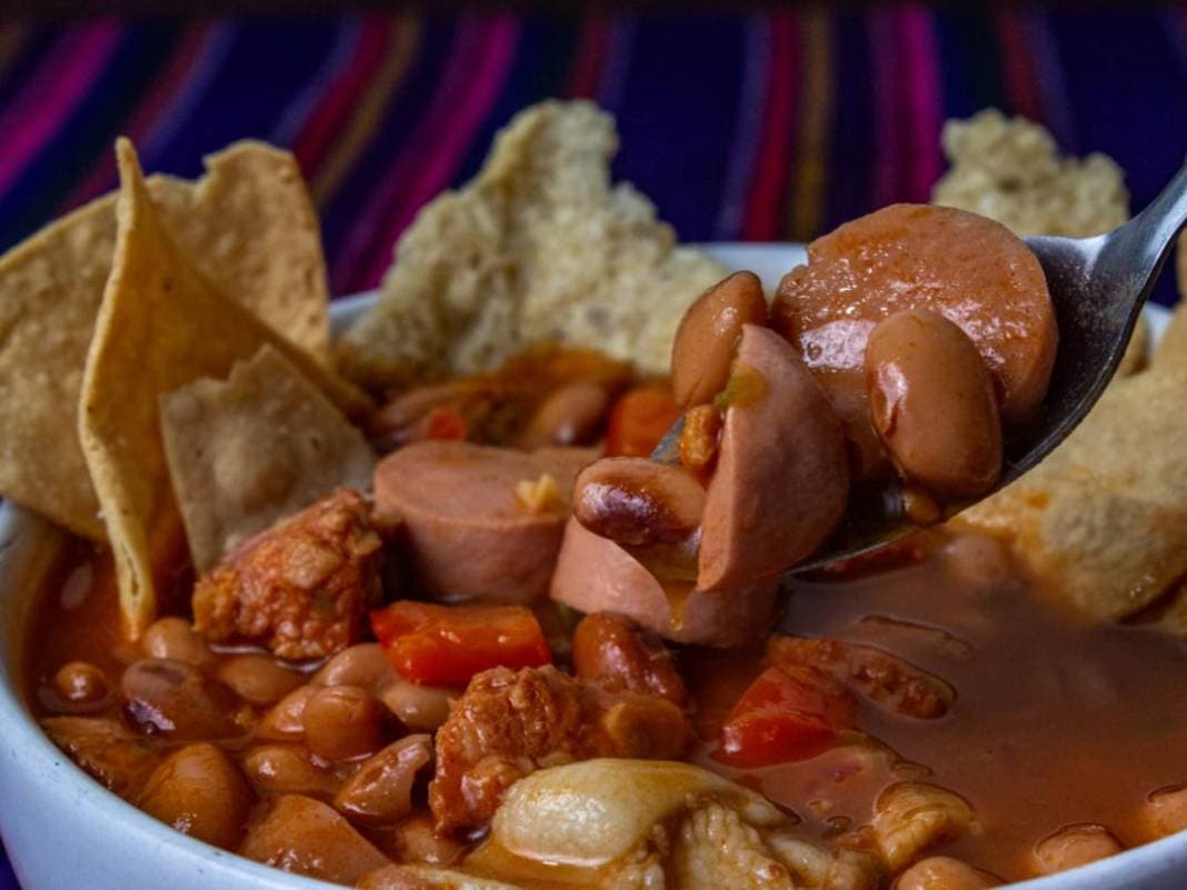 Frijoles charros Ravelo´s (carnitas, queso oaxaca)