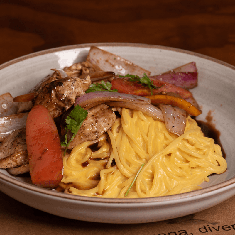 Tallarin Huancaina con Saltado de Pollo