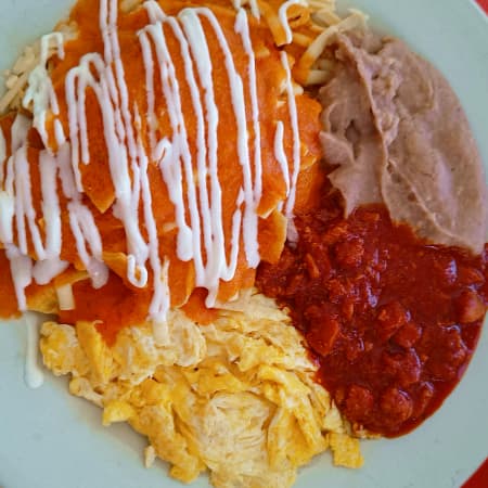 Chilaquiles con Guiso y Huevos