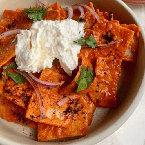 Chilaquiles rojos con burrata