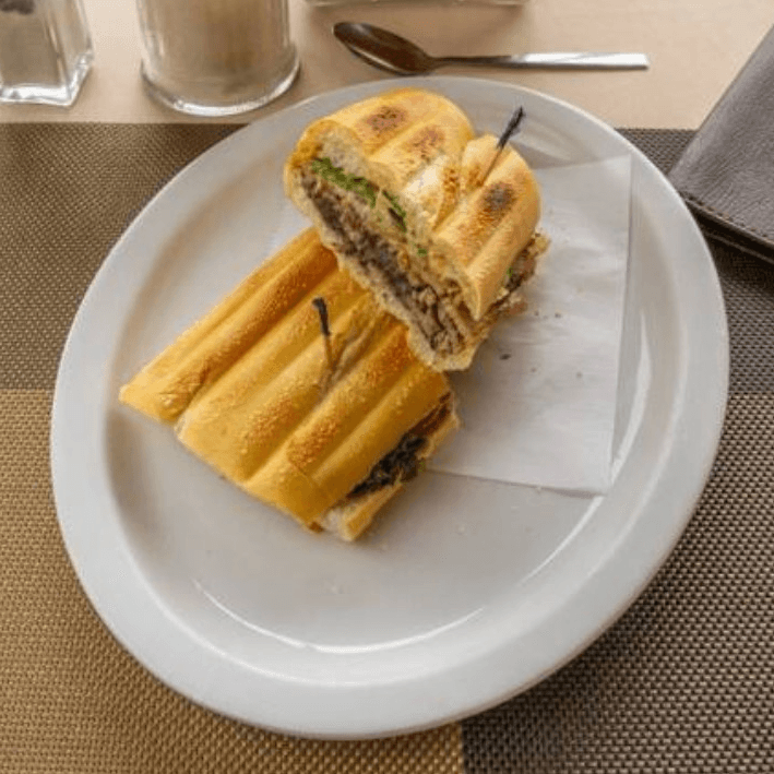Emparedado de Carne con Frijol
