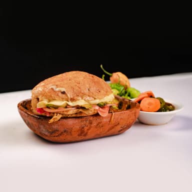 Torta Suprema de Cochinita Pibil