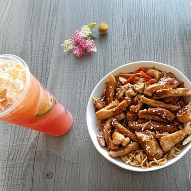 Combo 1(Ramen Frito más Té Negro con Limón 700 ML)