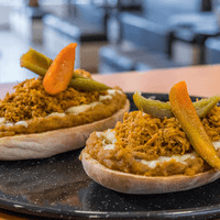 MOLLETE DE FRIJOL PUERCO CON COCHINITA