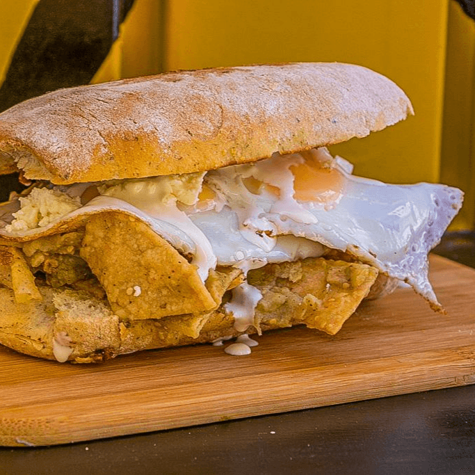 Sándwich Chilaquilegg