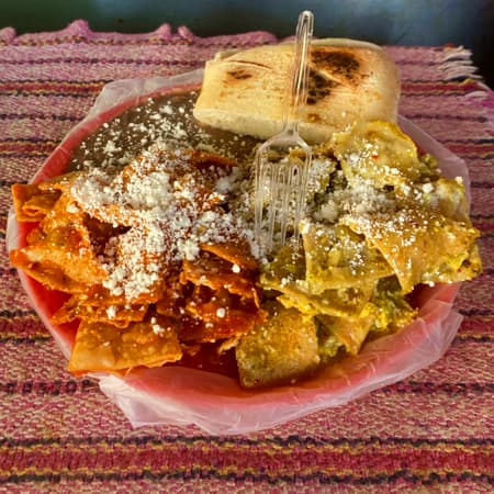 Chilaquiles Divorciados con Agua Fresca