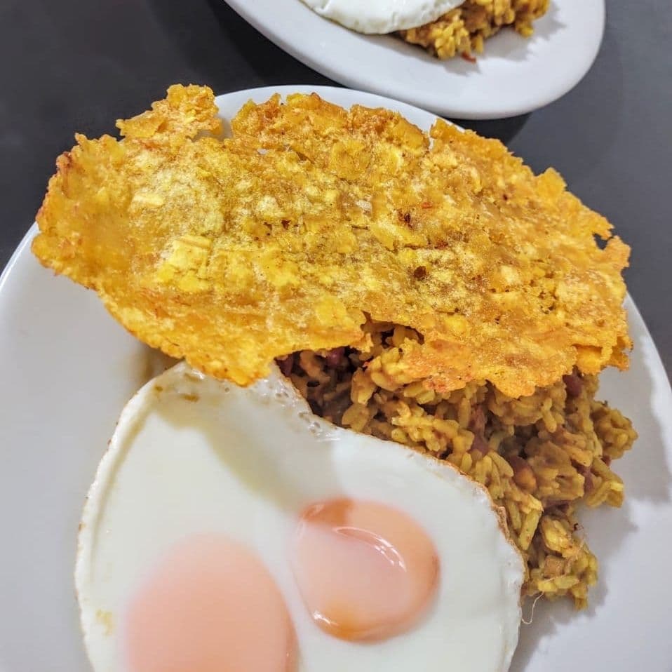 Calentado de frijoles con huevo