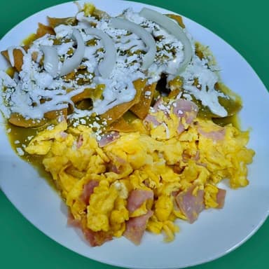 Chilaquiles con Huevo