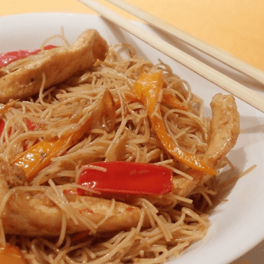 48. Fideos de arroz frito con cerdo