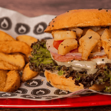 Hamburguesa Hawaiana con Papas Gajo