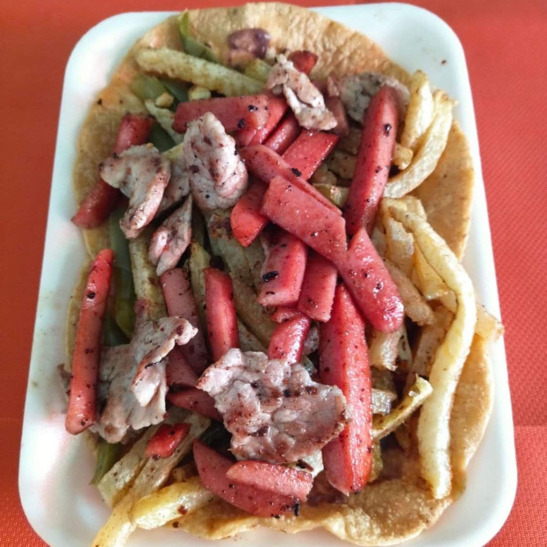 TACO DE BISTECK CON SALCHICHA