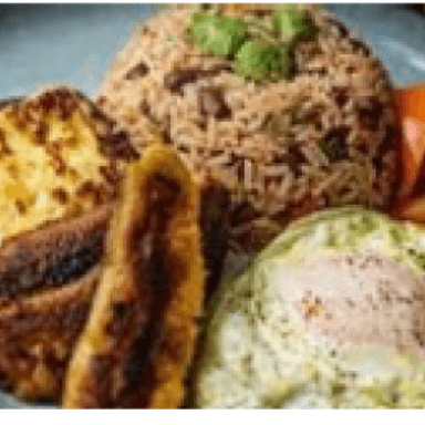 Desayuno Tradic.: Gallo Pinto, Huevo, Maduro y Pan