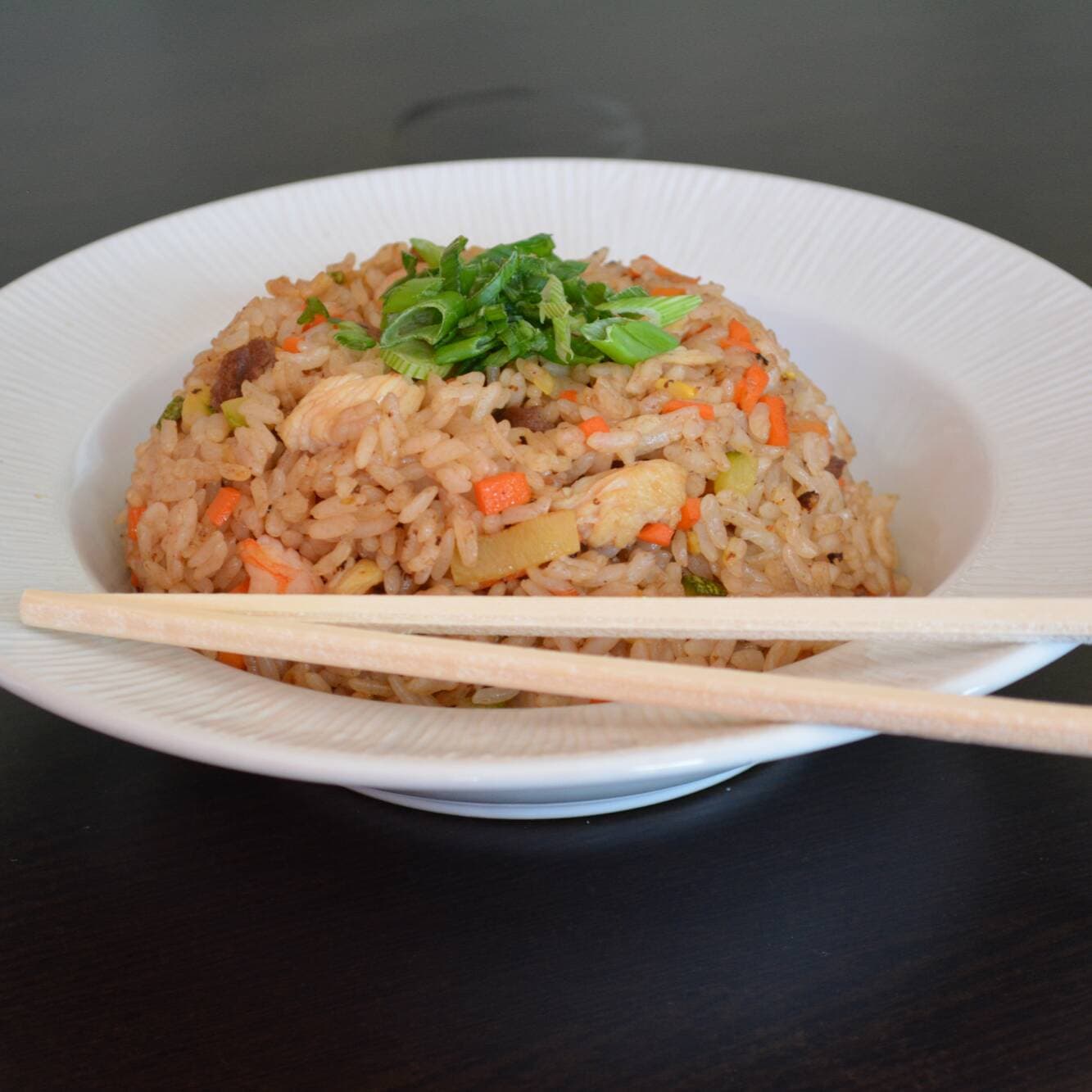 Yakimeshi Mixto ( Camarón, sirlon y pollo)
