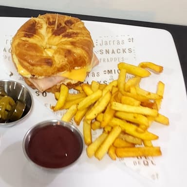 Cuernito de Jamón y Queso Gouda