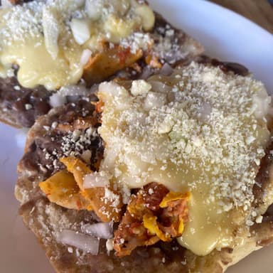 Pachuco Coronados con Chilaquiles Verdes
