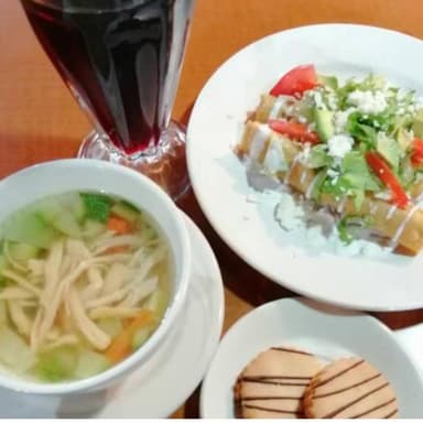 Tacos Dorados, Cosomé, Agua y Postre