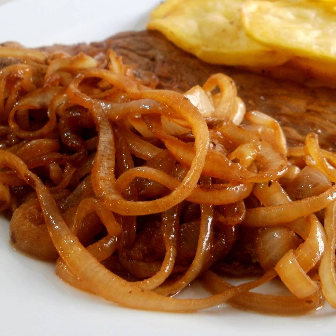 bistec de cerdo encebollado