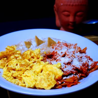 Huevos Revueltos con Chilaquiles y Frijol
