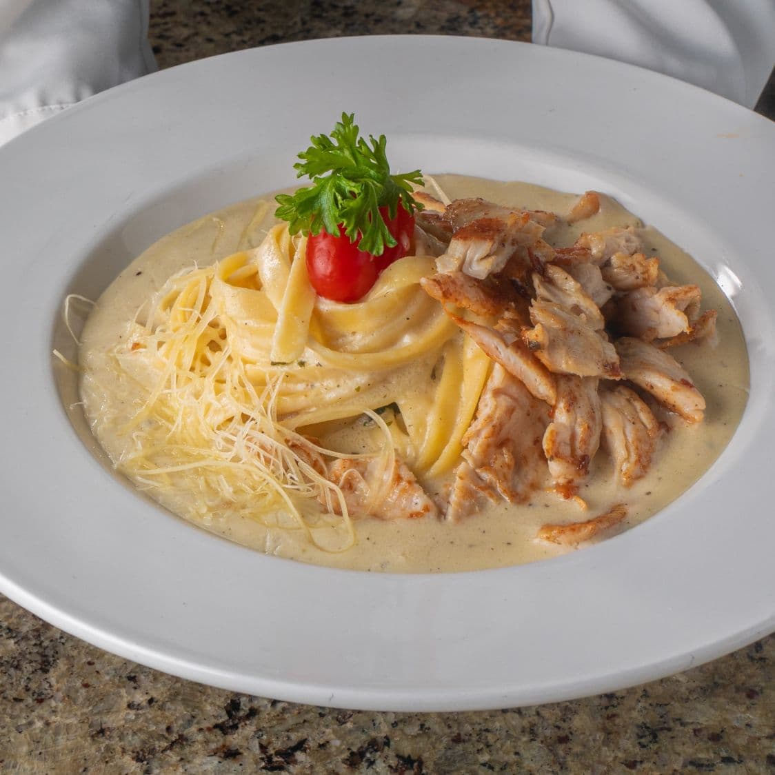 Fetuccine Alfredo con Pollo