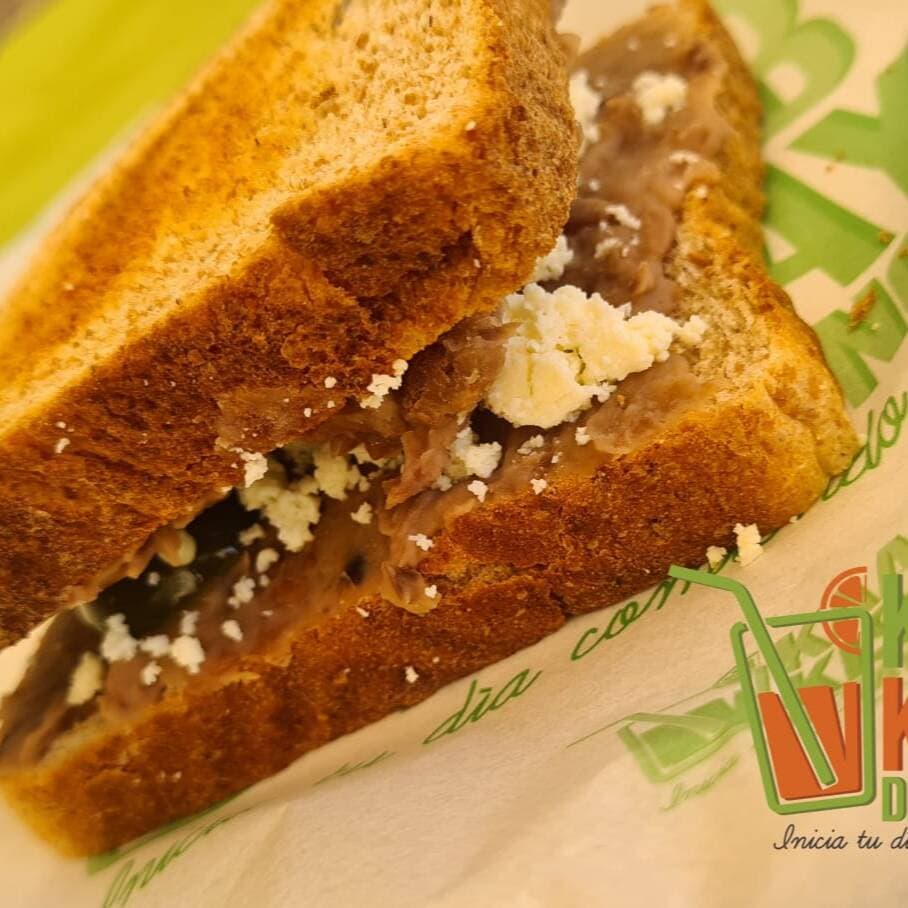 Sándwich de Frijoles con Queso de Mesa