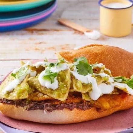 Torta de chilaquil con pollo asado