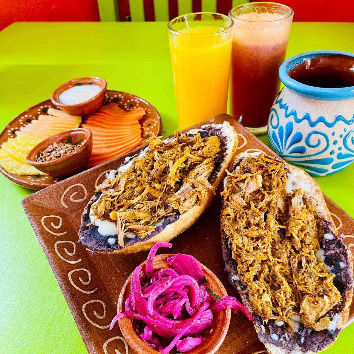 Desayuno Completo de Molletes con Cochinita Pibil