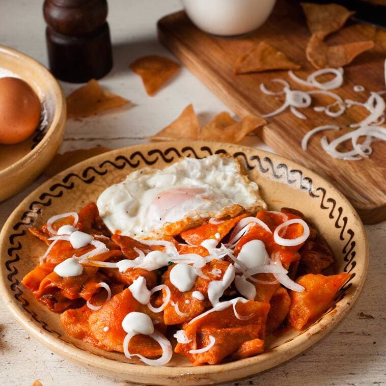 Plato de Chilaquiles Rojos