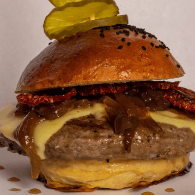 Hamburguesa De la Casa con Papas Gajo