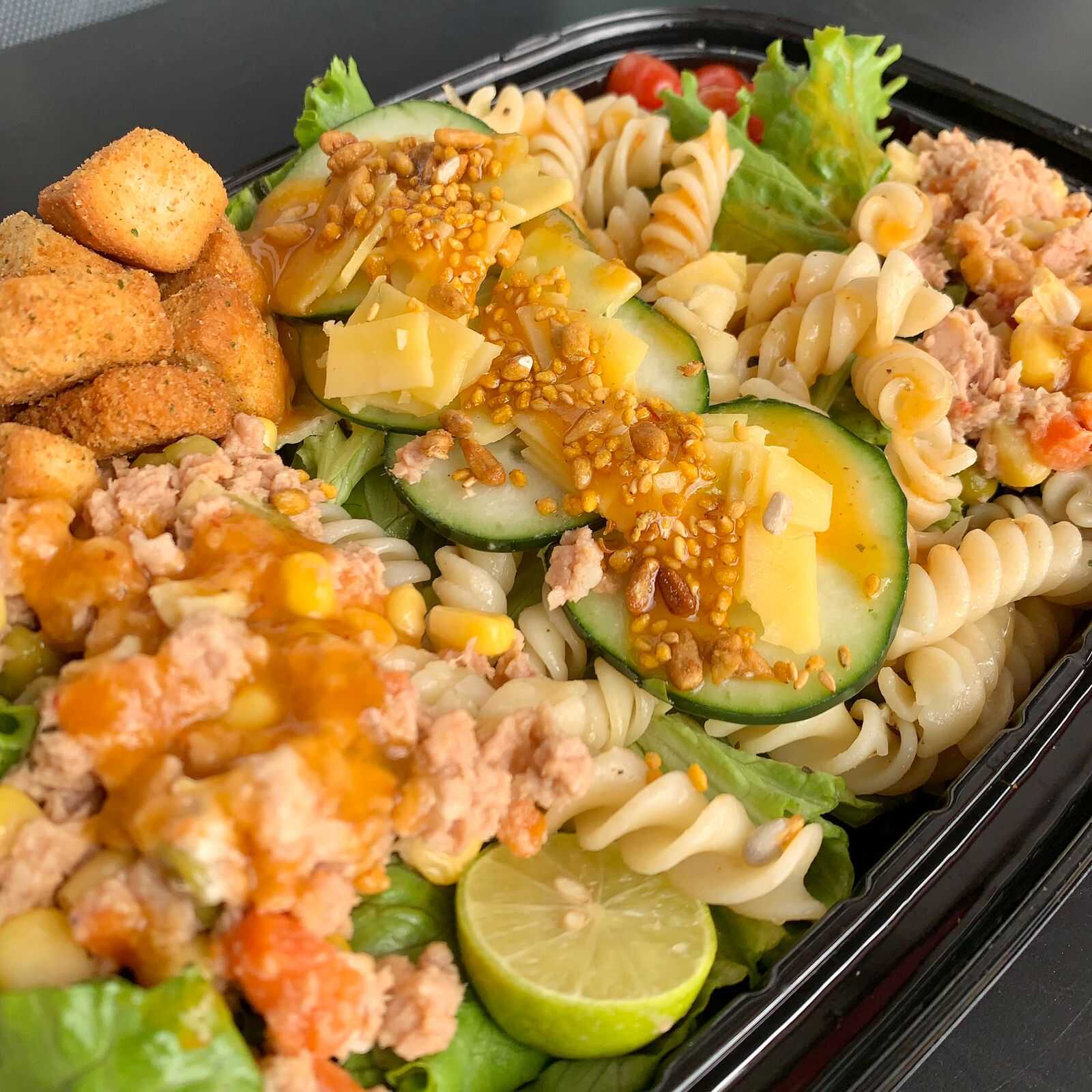 Ensalada de pasta con atún primavera